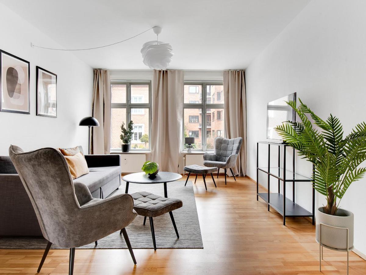 Apartment Sanders Constantin - Chic Two-bedroom With Balcony
