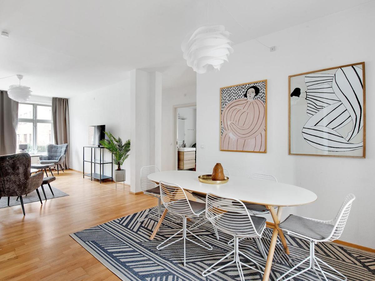 Apartment Sanders Constantin - Chic Two-bedroom With Balcony