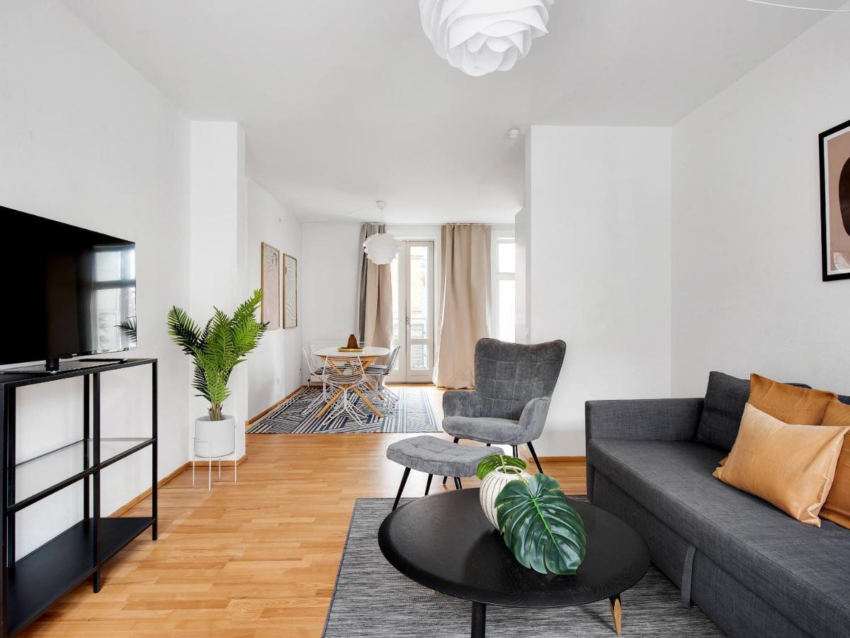 Sanders Constantin - Chic Two-bedroom With Balcony Apartment