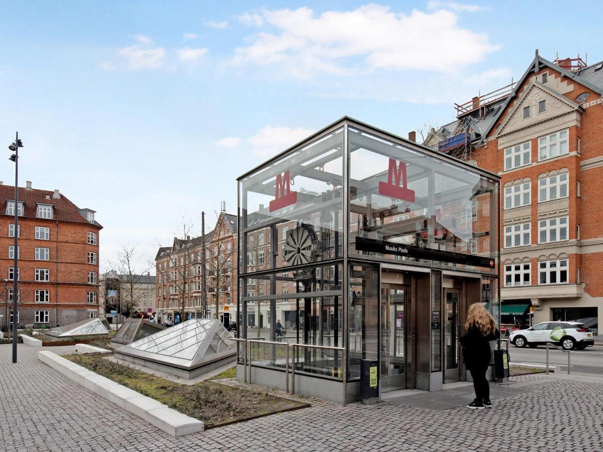 Sanders Constantin - Chic Two-bedroom With Balcony Apartment